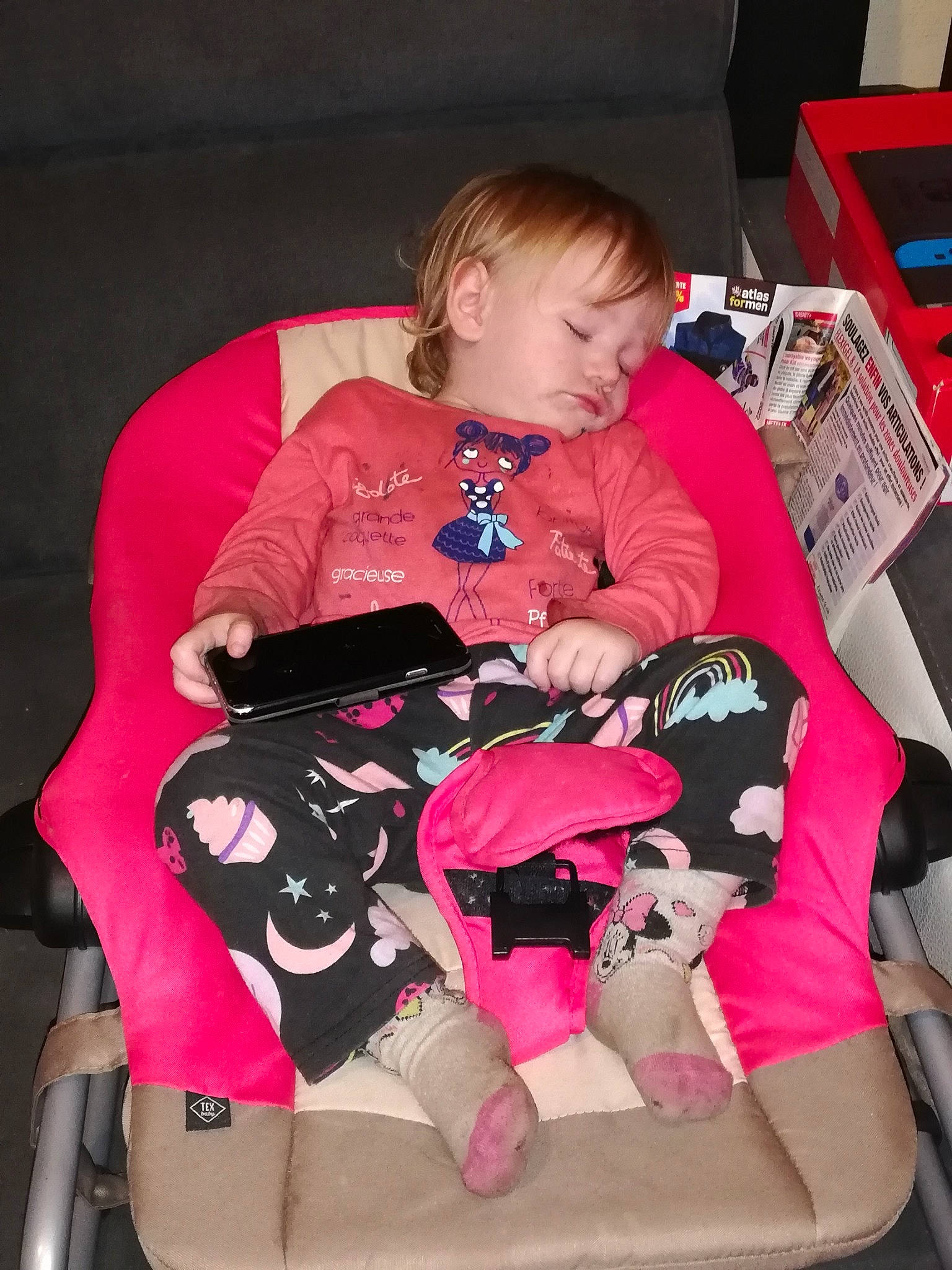 Noëlyne a rejoint le concours — aidez-le/la à gagner de superbes lots ! baby, baby_carriage, baby_products, baby_toddler_clothing, child, comfort, fun, human_leg, knee, lap, leg, magenta, person, pink, red, sitting, sleeve, sneakers, sock, thigh