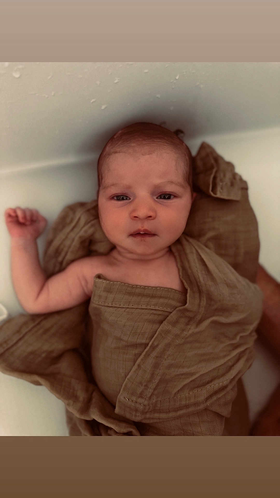 Renésmée a rejoint le concours — aidez-le/la à gagner de superbes lots ! arm, baby, blanket, brown, child, cozy, cute, expression, face, human, indoors, infant, lying_down, newborn, peaceful, portrait, skin, sleeping, soft_texture, wrapped