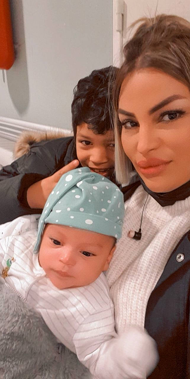 Yazid participe au concours pour gagner de l'argent avec cette photo : baby, balloon, cap, cheek, child, comfort, eye, eyelash, face, happy, headwear, lip, organ, people, person, skin, toddler, vacation, white, winter