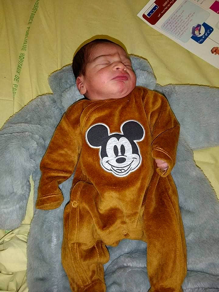 Yazid a rejoint le concours — aidez-le/la à gagner de superbes lots ! comfort, costume, face, fawn, fun, fur, hat, hoodie, human_body, jacket, mammal, orange, outerwear, person, personal_protective_equipment, sleeve, sunglasses, t_shirt, teddy_bear, toy