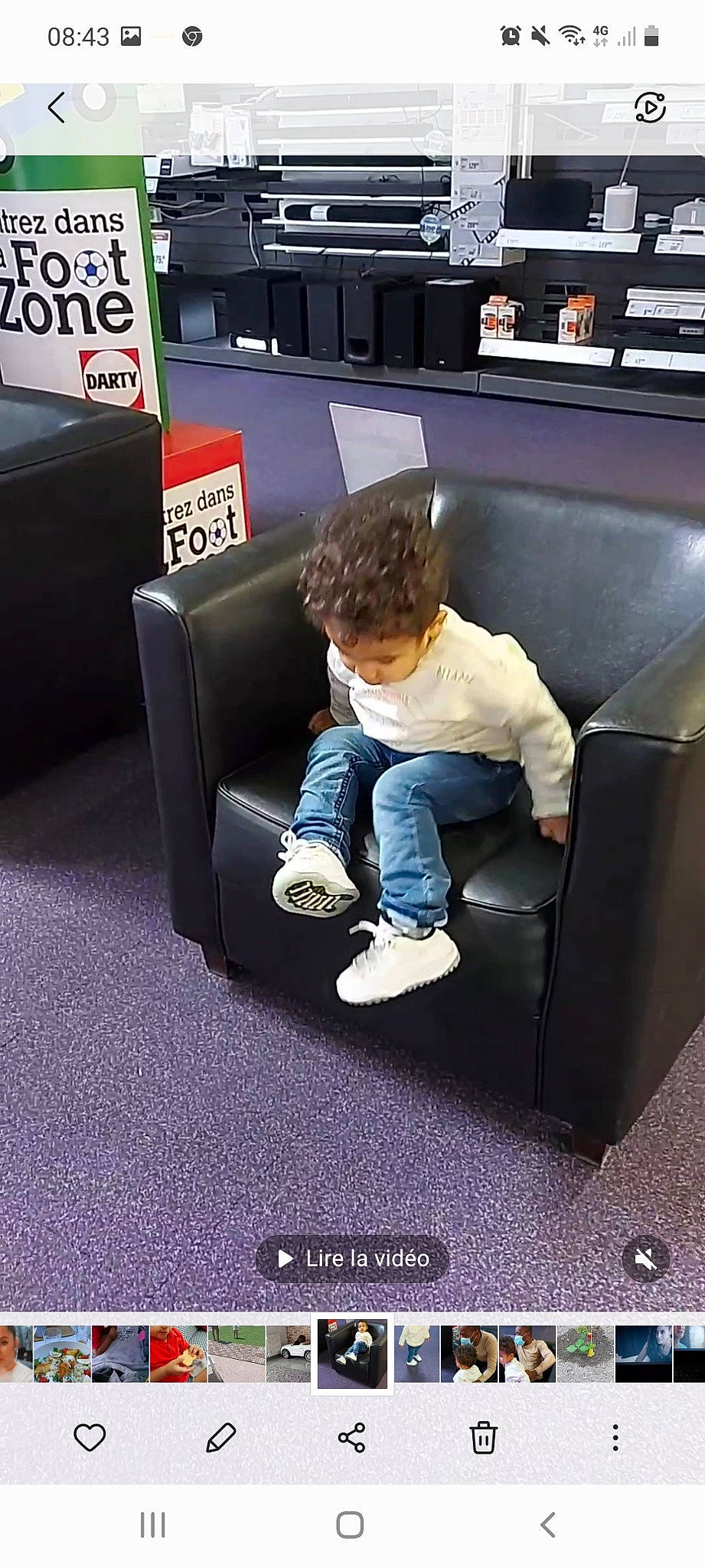 Keïlan a rejoint le concours — aidez-le/la à gagner de superbes lots ! automotive_design, automotive_exterior, comfort, couch, floor, flooring, gadget, games, jeans, lap, leg, luxury_vehicle, motor_vehicle, person, personal_luxury_car, sitting, sneakers, t_shirt, toddler, trousers