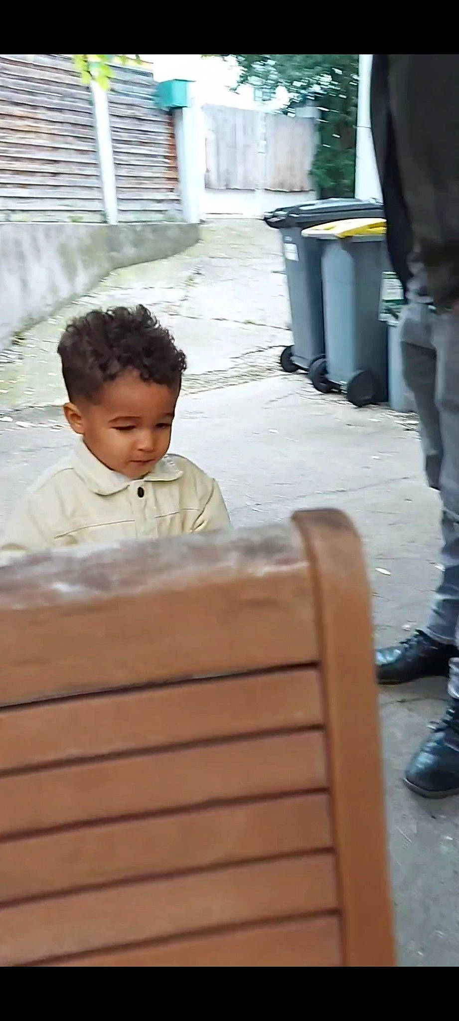 Keïlan a rejoint le concours — aidez-le/la à gagner de superbes lots ! baby, black, chair, child, chin, facial_expression, fun, hairstyle, happy, human, human_leg, leisure, person, sitting, skin, sneakers, street, toddler, waste_container, waste_containment