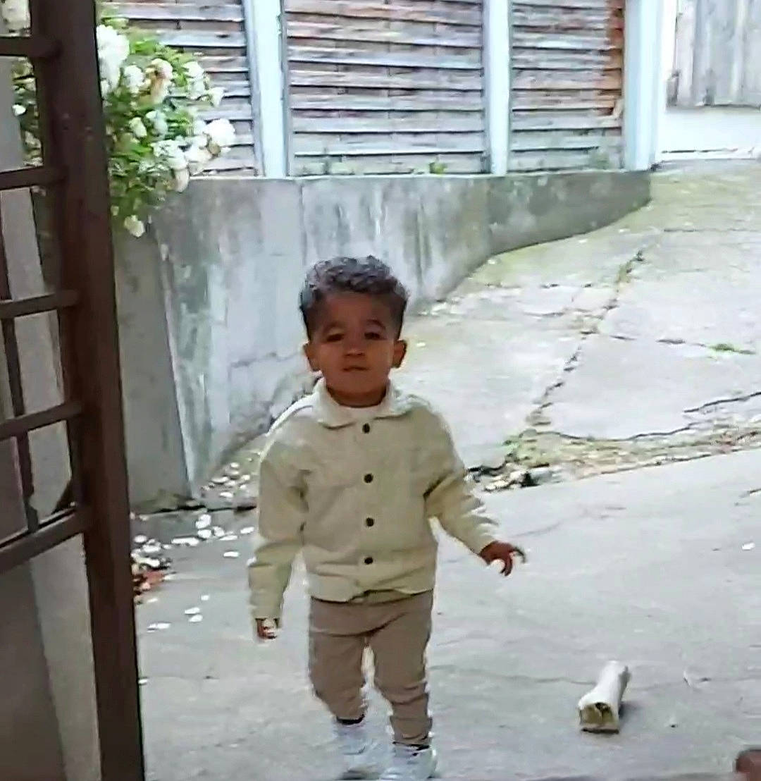Keïlan participe au concours pour gagner de l'argent avec cette photo : baby, child, flooring, monochrome_photography, person, sleeve, smile, standing, street, street_fashion, toddler, walking, white, wood