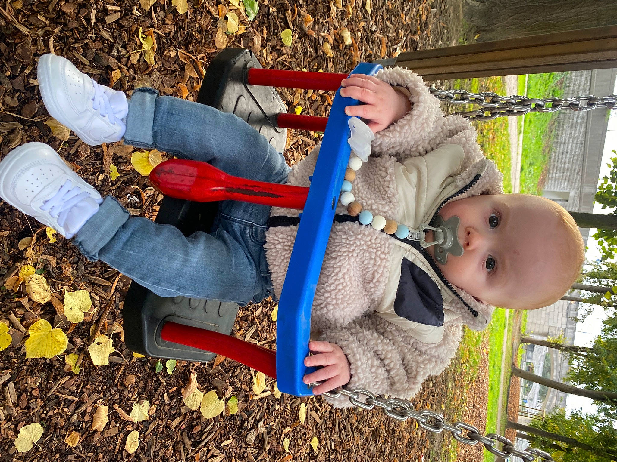 Edouard participe au concours pour gagner de l'argent avec cette photo : baby, baby_products, baby_toddler_clothing, child, city, electric_blue, fun, grass, human_body, leisure, outdoor_play_equipment, people_in_nature, person, plant, play, playground, recreation, soil, toddler, tree