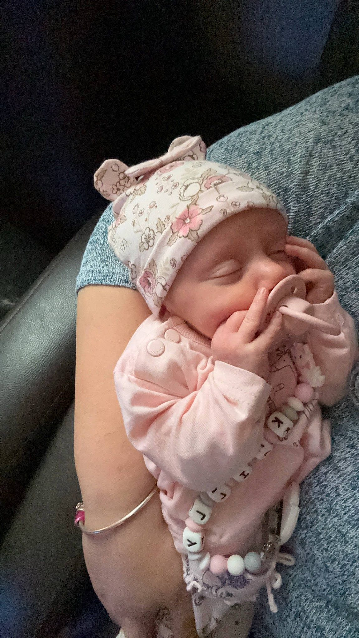 Kailly a rejoint le concours — aidez-le/la à gagner de superbes lots ! arm, baby, baby_products, baby_sleeping, baby_toddler_clothing, cap, child, comfort, finger, hand, headgear, headwear, human_body, lip, nail, neck, person, skin, textile, thigh