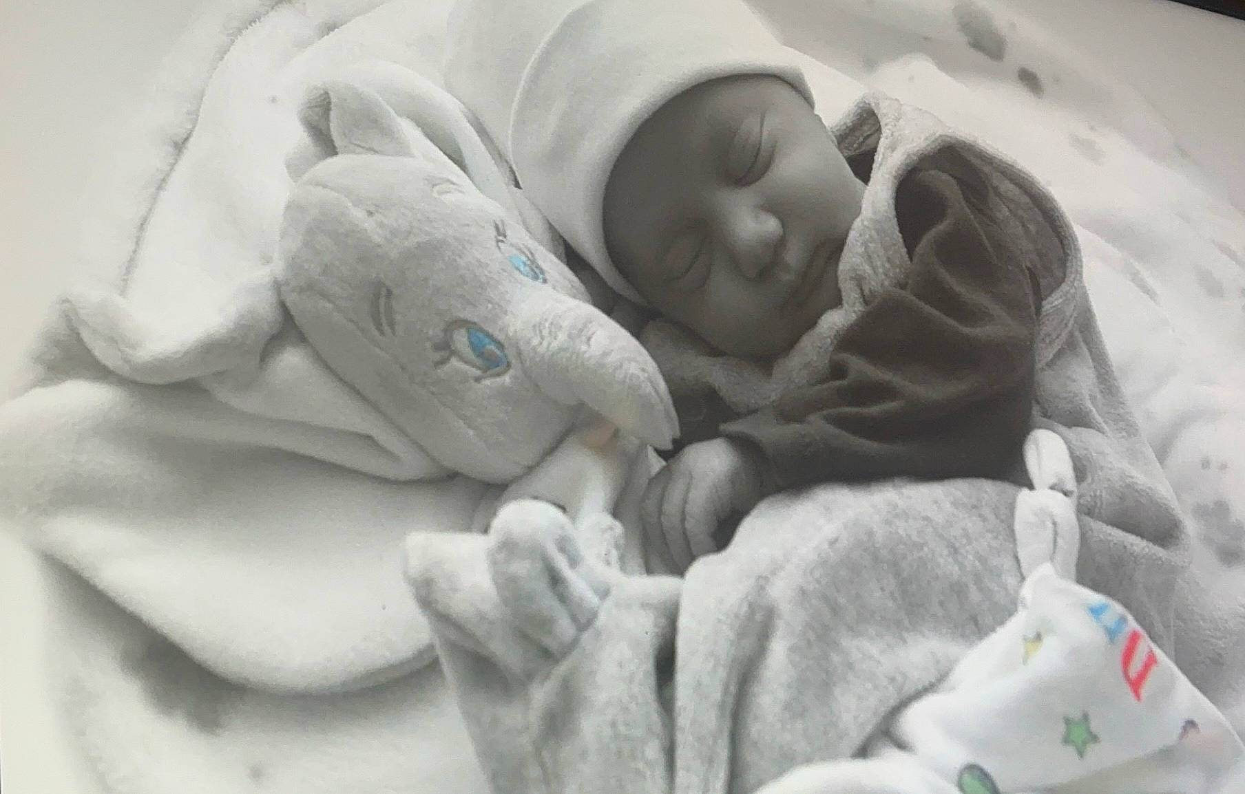 Kailly a rejoint le concours — aidez-le/la à gagner de superbes lots ! baby, baby_products, baby_sleeping, bed, bedding, bedtime, child, childbirth, comfort, finger, gesture, hand, headwear, linens, monochrome, nap, person, room, skin, textile