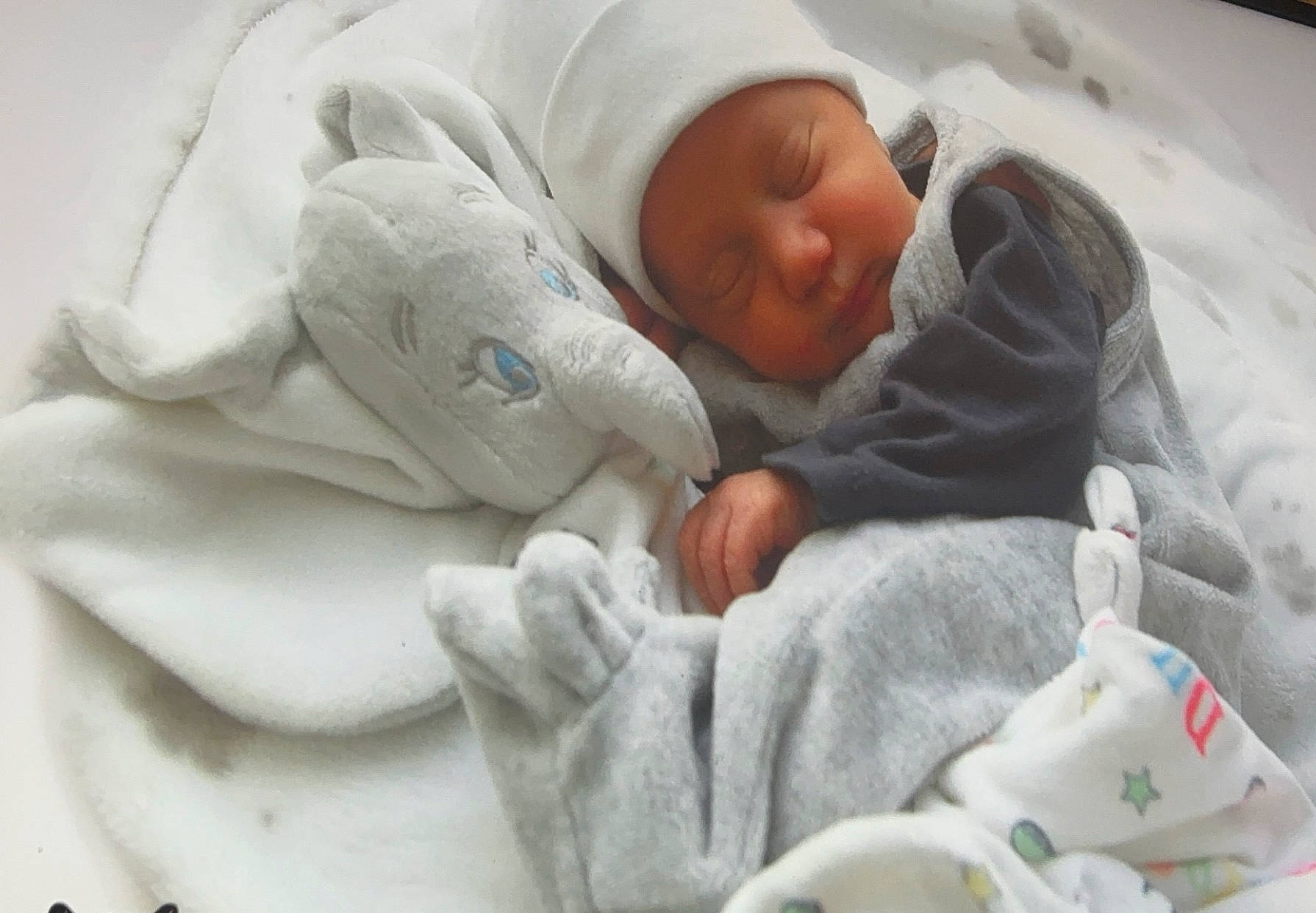 Kailly participe au concours pour gagner de l'argent avec cette photo : baby, baby_products, baby_sleeping, baby_toddler_clothing, bedtime, blanket, child, childbirth, comfort, event, headwear, linens, nap, person, room, skin, sleep, toddler, white