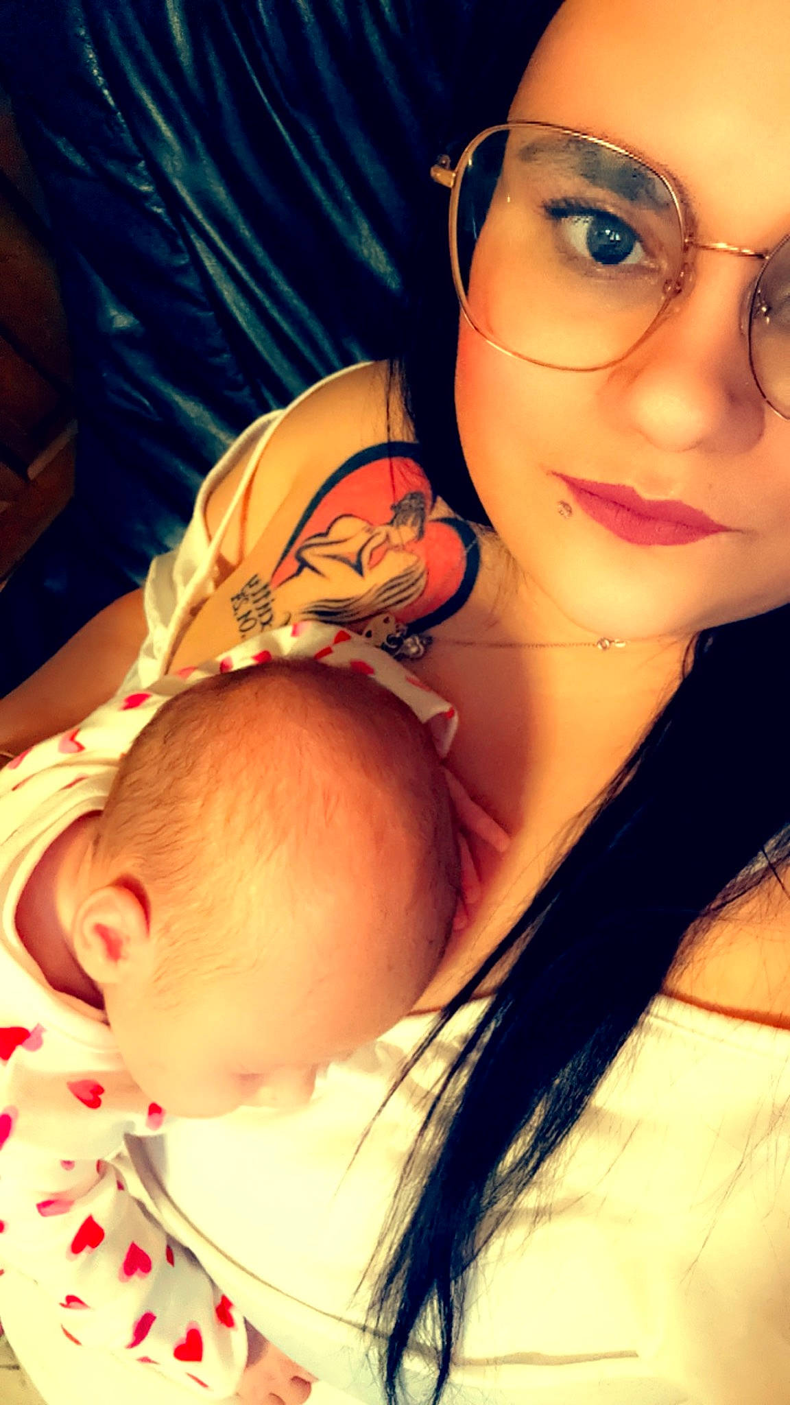 Kailly a rejoint le concours — aidez-le/la à gagner de superbes lots ! abdomen, baby, black_hair, cheek, chest, eye, eyebrow, eyelash, eyewear, flash_photography, gesture, glasses, happy, lip, mouth, nose, person, selfie, skin, toddler