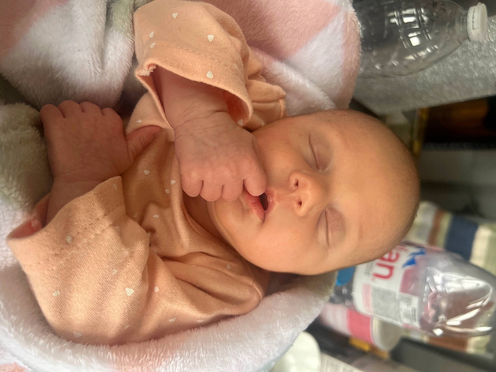 Kailly a rejoint le concours — aidez-le/la à gagner de superbes lots ! baby, baby_products, baby_sleeping, baby_toddler_clothing, bedtime, bottle, cheek, child, chin, comfort, ear, eye, face, head, linens, mouth, nose, person, skin, toddler