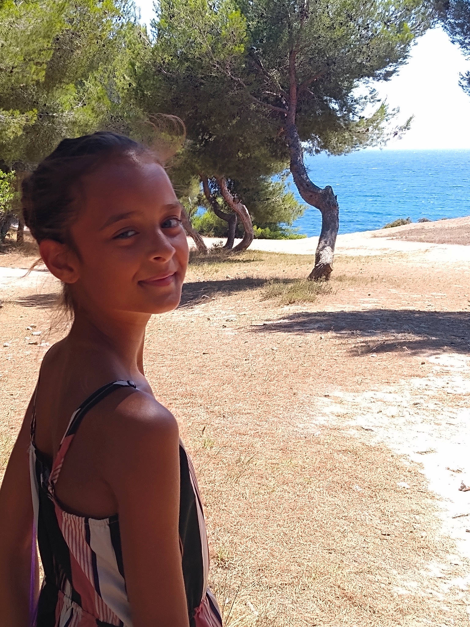 Charlie a rejoint le concours — aidez-le/la à gagner de superbes lots ! adaptation, bag, beach, fun, happy, joy, landscape, leisure, luggage_and_bags, morning, natural_environment, people_in_nature, person, recreation, sand, sky, smile, sunlight, tourism, travel