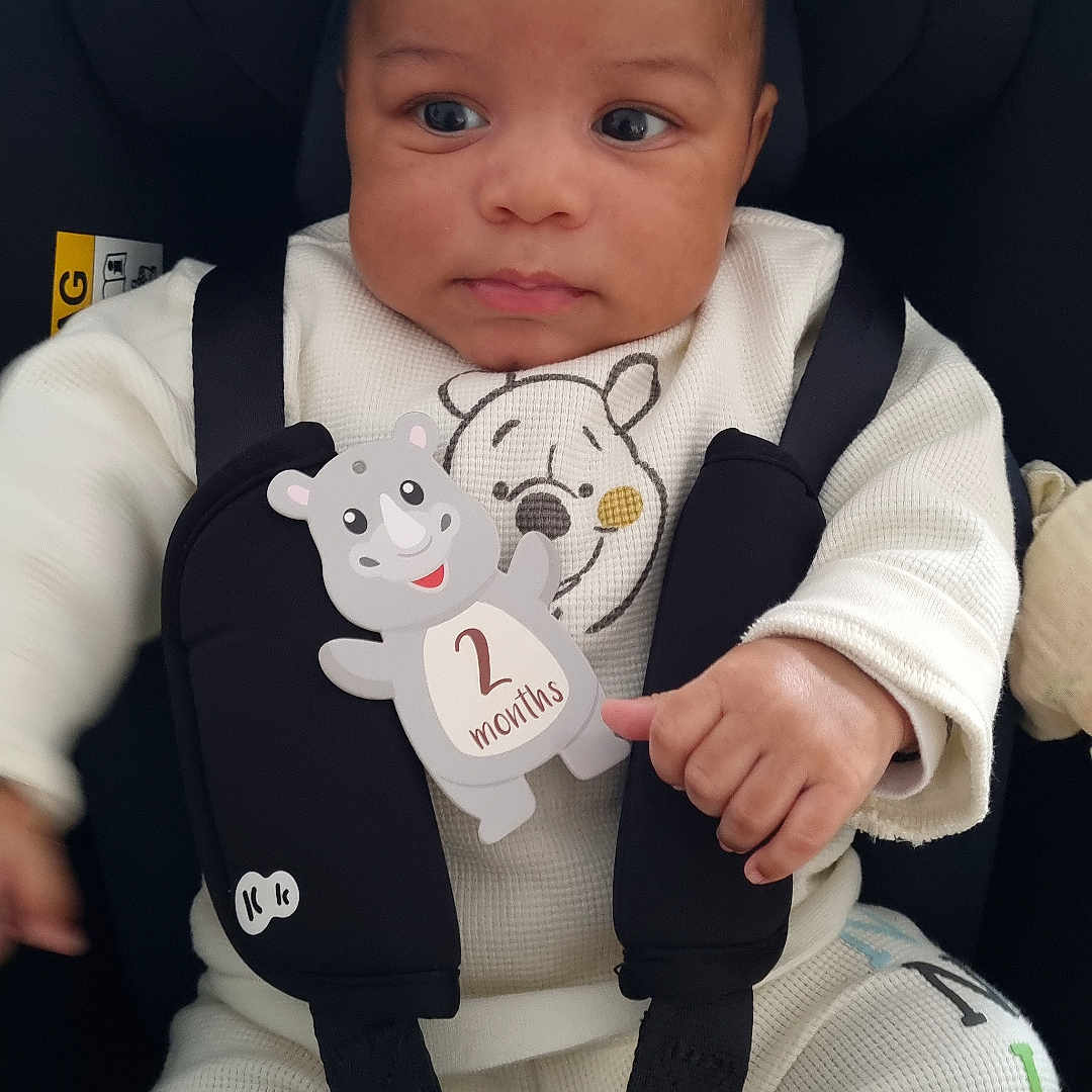 Liam a rejoint le concours — aidez-le/la à gagner de superbes lots ! baby, infant, car_seat, child, white_clothing, straps, cute, portrait, indoors, holding, looking, face, small_hand, two_months, soft_texture, sitting, safety, head_support, expression, young_child