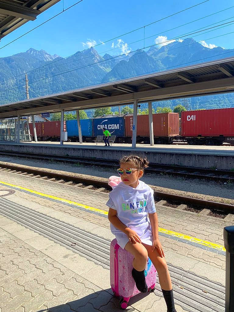 Pariya participe au concours pour gagner de l'argent avec cette photo : beauty, electric_blue, electricity, infrastructure, leisure, line, mode_of_transport, morning, mountain, passenger_car, person, public_transport, railway, rolling, rolling_stock, shorts, sky, standing, track, train