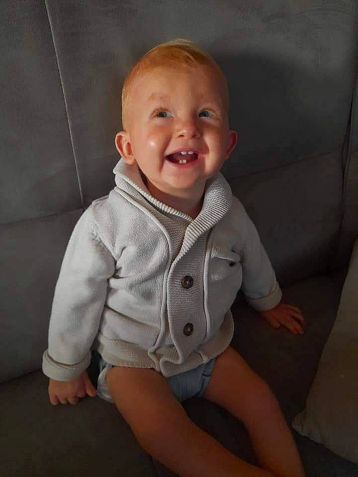 Kayle participe au concours pour gagner de l'argent avec cette photo : baby, baby_toddler_clothing, cheek, child, collar, comfort, elbow, flooring, fun, hair, happy, human_leg, iris, nose, pattern, person, sitting, sleeve, smile, t_shirt