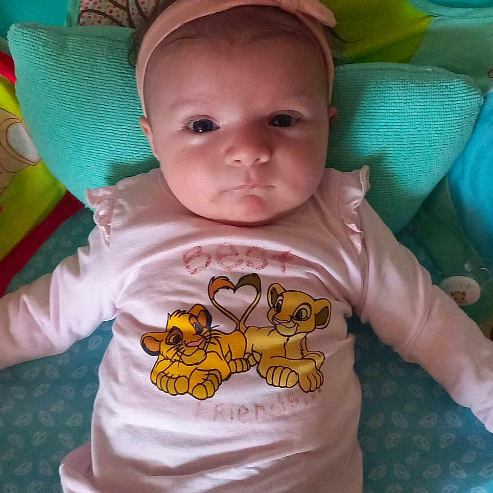 Maëlys a rejoint le concours — aidez-le/la à gagner de superbes lots ! baby, baby_products, baby_toddler_clothing, cap, cheek, child, clothing, cool, eye, forehead, happy, head, mouth, nose, orange, skin, sleeve, t_shirt, textile, toddler