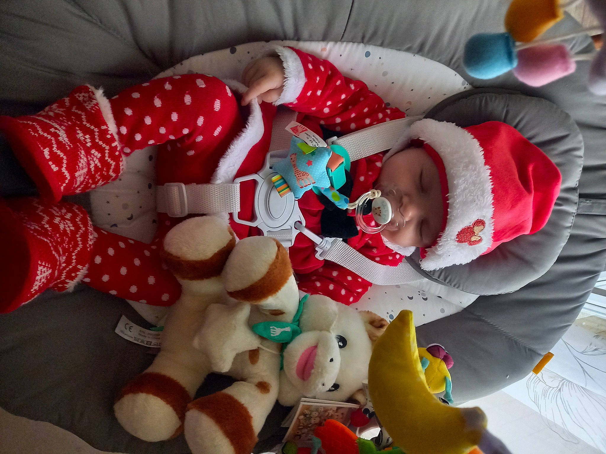 Maëlys a rejoint le concours — aidez-le/la à gagner de superbes lots ! baby, baby_products, baby_toddler_clothing, carmine, child, christmas, christmas_eve, christmas_ornament, comfort, event, fictional_character, headwear, holiday, lap, pattern, person, red, santa_claus, textile, toddler