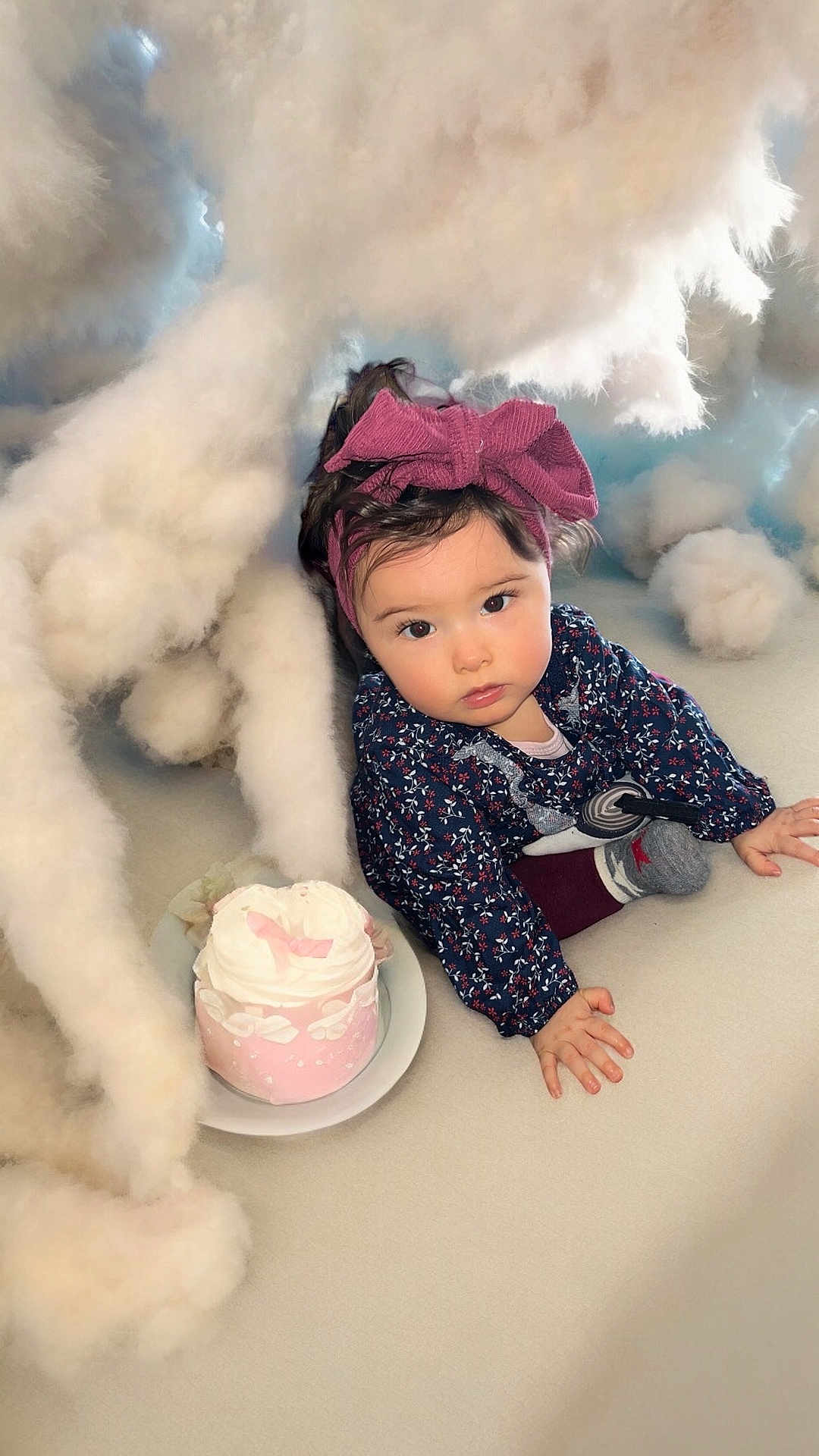 Sibel a rejoint le concours — aidez-le/la à gagner de superbes lots ! baby, blue_background, bow, cake, child, clothing, clouds, crawling, curious, fluffy, headband, indoors, long_sleeves, pink, plate, portrait, sock, soft_surface, toddler, white