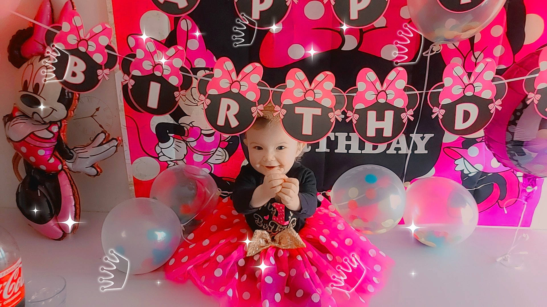 Kalyssa participe au concours pour gagner de l'argent avec cette photo : art, balloon, beauty, design, entertainment, event, facial_expression, font, fun, happy, headwear, joy, lighting, magenta, material_property, party_supply, pattern, person, photomontage, pink