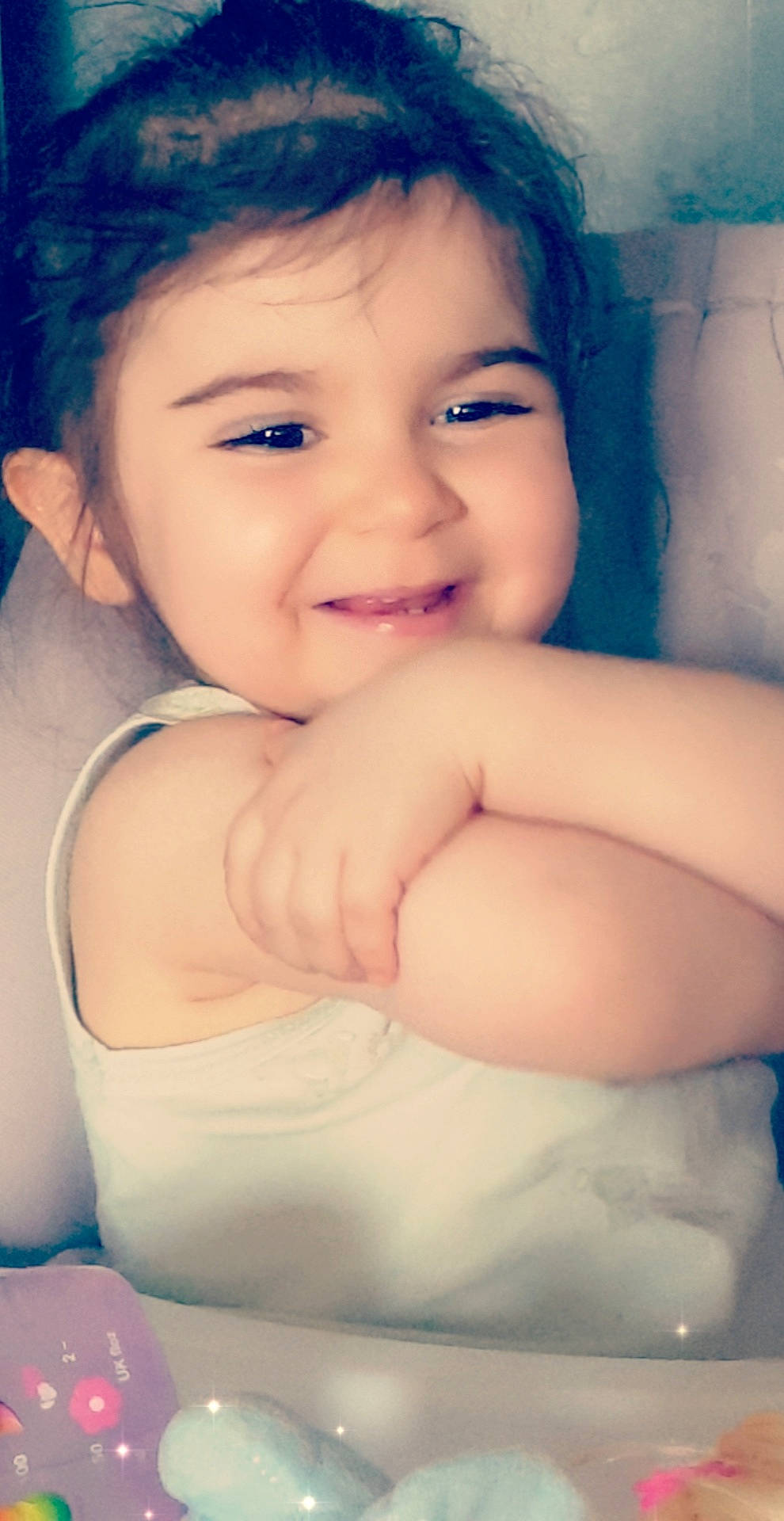 Liyah participe au concours pour gagner de l'argent avec cette photo : arm, cheek, chin, eye, eyebrow, facial_expression, finger, flash_photography, gesture, hand, happy, human_body, iris, jaw, joy, lip, mouth, neck, nose, person