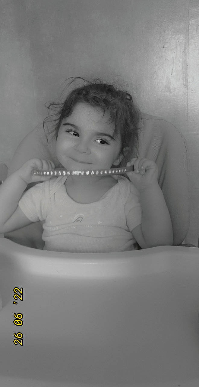 Liyah participe au concours pour gagner de l'argent avec cette photo : arm, cheek, chin, eye, eyebrow, eyelash, face, flash_photography, forehead, hair, hairstyle, hand, head, human_body, jaw, joy, lip, mouth, neck, nose