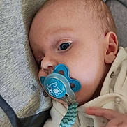 Alyan a rejoint le concours — aidez-le/la à gagner de superbes lots ! baby, infant, pacifier, blue, clothing, white, face, hand, soft, resting, closeup, indoors, cute, child, newborn, peaceful, calm, person, fabric, clip