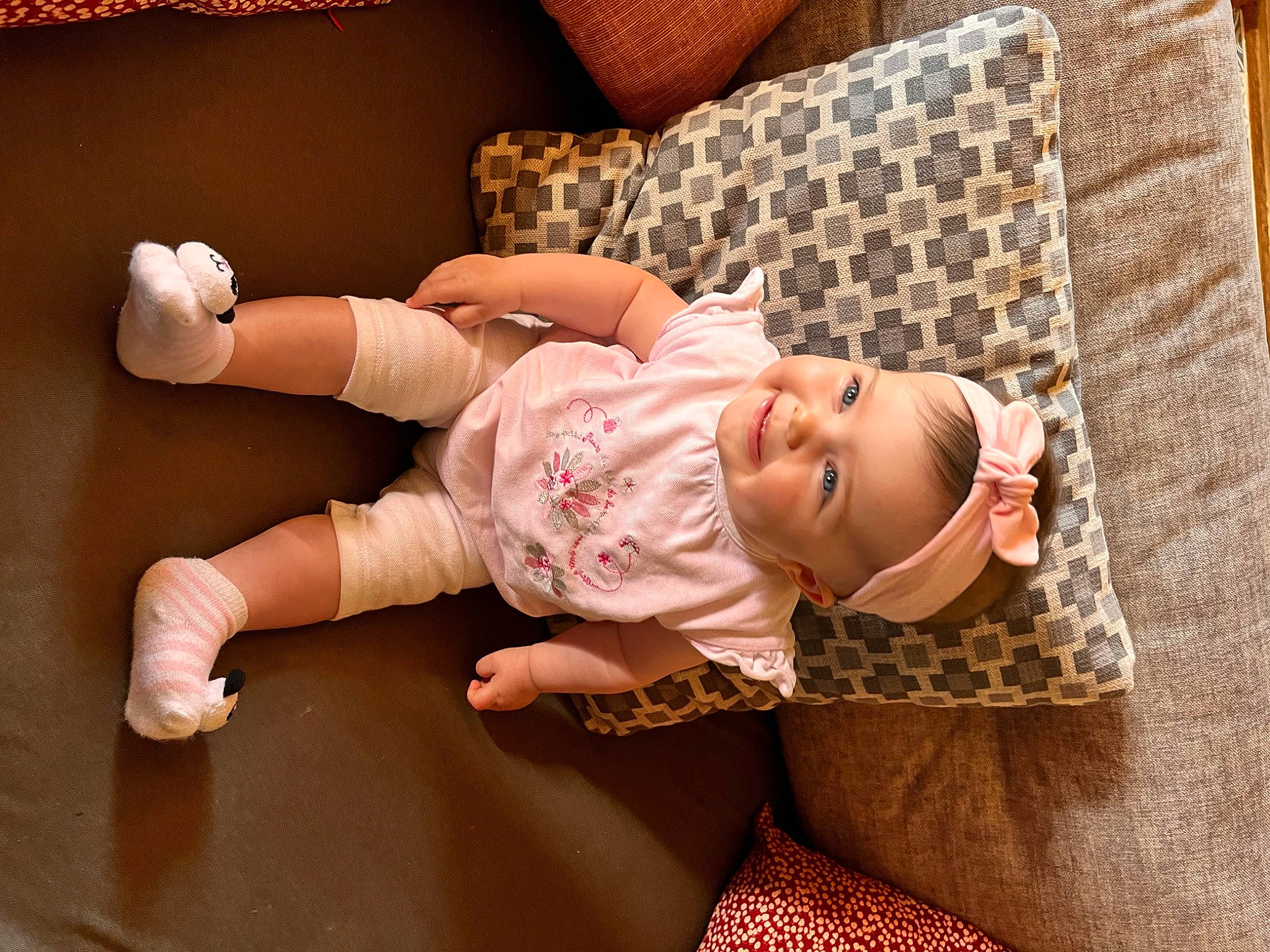 Lïa participe au concours pour gagner de l'argent avec cette photo : baby, baby_toddler_clothing, child, comfort, floor, flooring, fun, happy, hardwood, hat, human, human_leg, joy, knee, mammal, person, pink, skin, sleeve, thigh