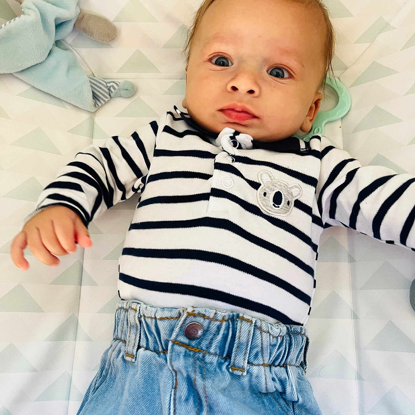 Swann participe au concours pour gagner de l'argent avec cette photo : baby, bed, bodypart, clothing, couch, crib, cushion, face, finger, furniture, hand, head, homedecor, infantbed, jeans, pants, person, photography, portrait, t_shirt
