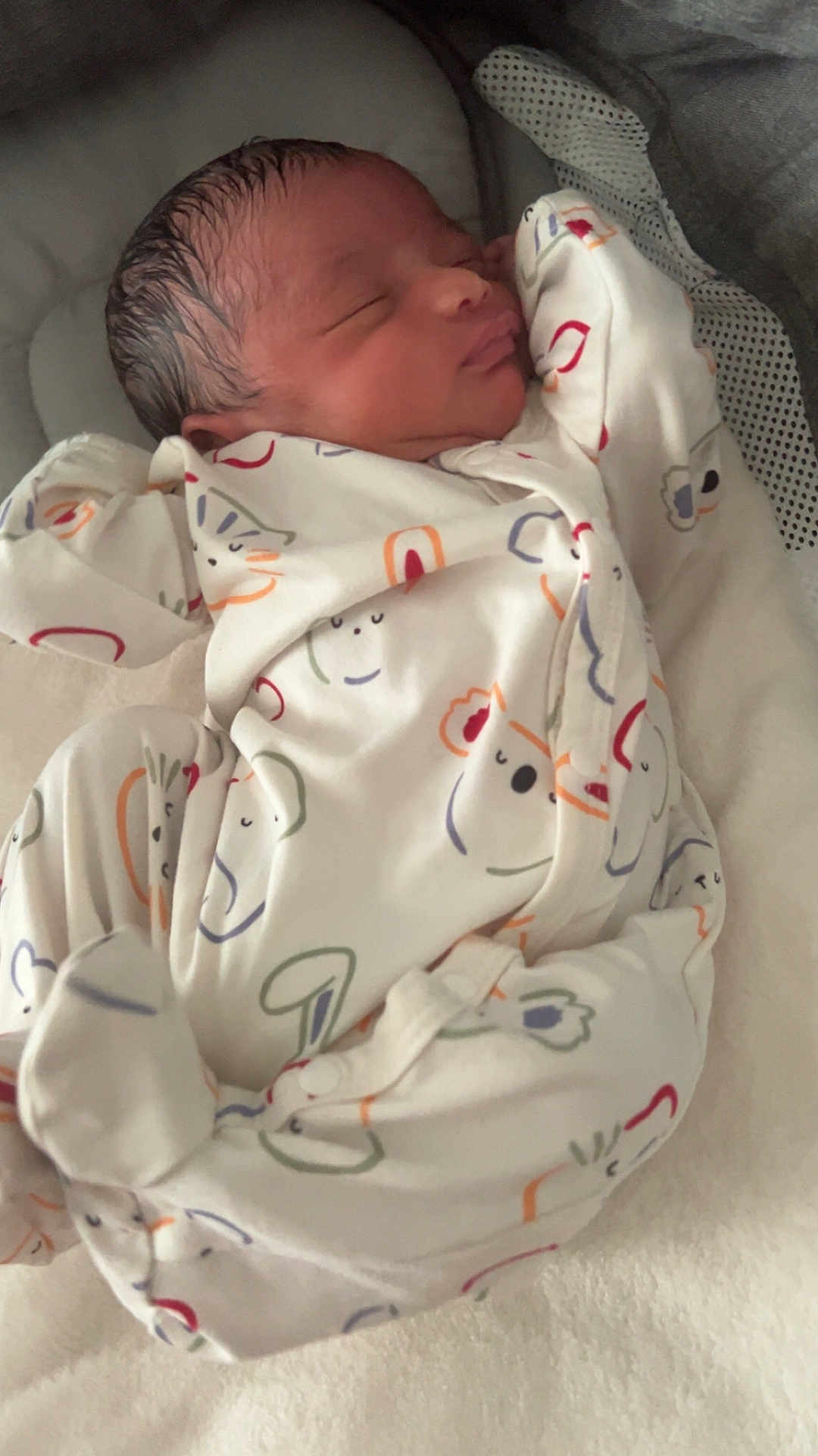 Jayden a rejoint le concours — aidez-le/la à gagner de superbes lots ! newborn, baby, sleeping, onesie, animal_print, infant, blanket, cozy, cute, soft, resting, face, child, clothing, indoors, peaceful, portrait, babywear, comfort, sleep