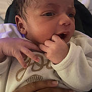 Jayden a rejoint le concours — aidez-le/la à gagner de superbes lots ! baby, newborn, infant, hand, fingers, white_outfit, close_up, portrait, skin, person, cute, small_hands, sleepy, cozy, tender, human, child, young, soft_lighting, indoor