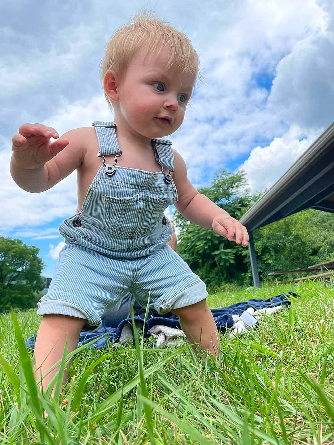 Kingston joined the competition — help win amazing prizes! azure, baby_toddler_clothing, child, cloud, electric_blue, fun, grass, grassland, happy, human_leg, landscape, lawn, leisure, meadow, people_in_nature, person, plant, prairie, sky, t_shirt