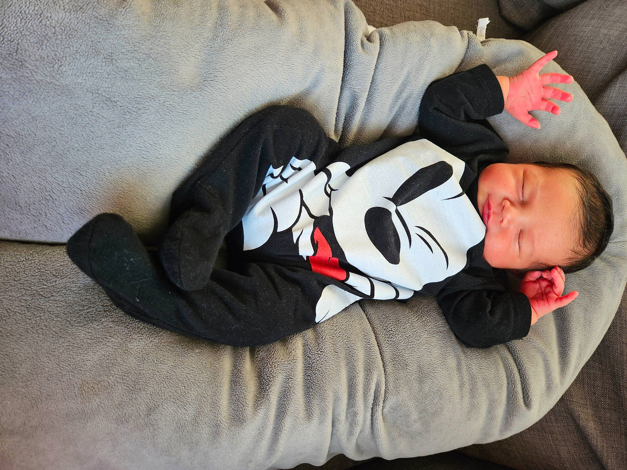 Adrien participe au concours pour gagner de l'argent avec cette photo : baby, baby_products, baby_toddler_clothing, carmine, child, comfort, elbow, nap, person, sitting, sleep, sleeve, toddler