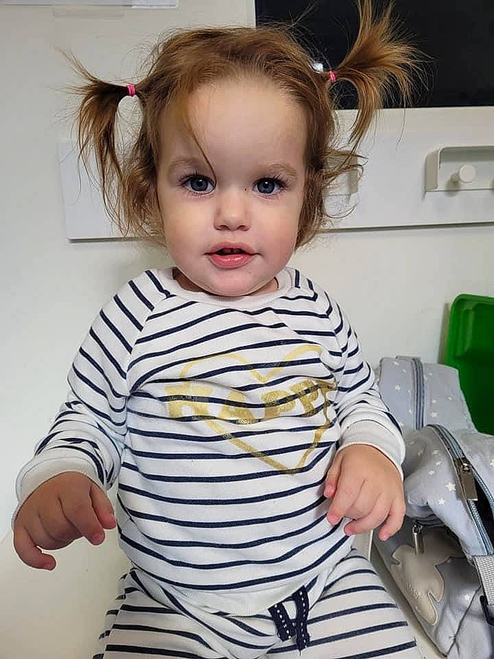 Melisa participe au concours pour gagner de l'argent avec cette photo : baby, baby_toddler_clothing, cheek, child, eye, eyelash, face, gesture, hair, hairstyle, happy, head, iris, kitchen_appliance, person, skin, sleeve, standing, t_shirt, thumb