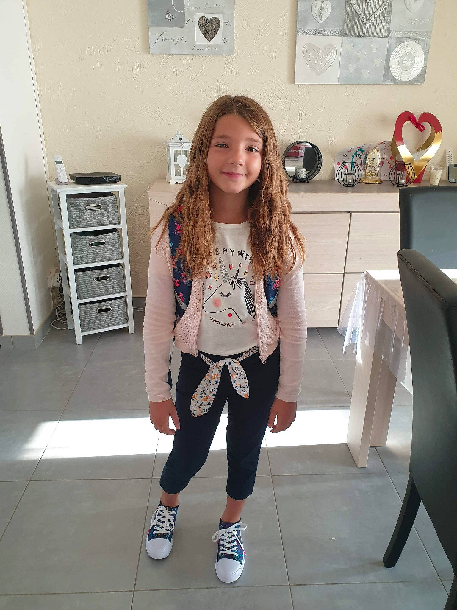 émeline participe au concours pour gagner de l'argent avec cette photo : active_pants, cabinetry, chest_of_drawers, cool, drawer, floor, joy, lamp, outerwear, person, picture_frame, room, shelf, shelving, shoe, skate_shoe, sneakers, style, sweatpant, waist