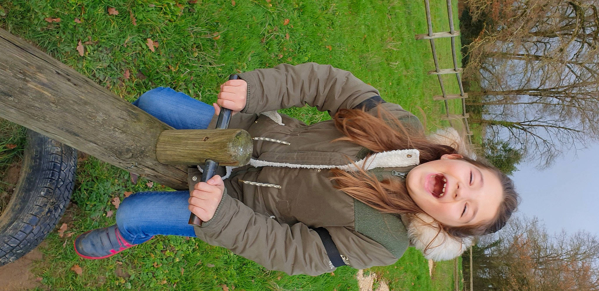 émeline participe au concours pour gagner de l'argent avec cette photo : glove, human, mammal, people_in_nature, person, soil