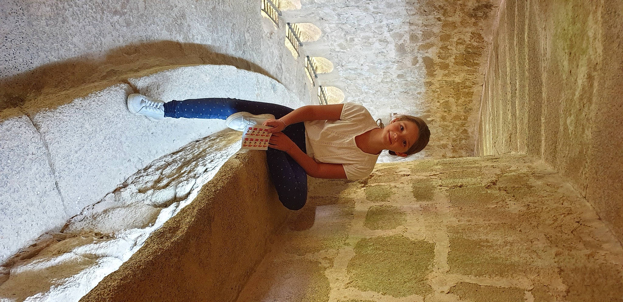 émeline a rejoint le concours — aidez-le/la à gagner de superbes lots ! concrete, elbow, foot, joy, person, plaster, shadow, temple, wall