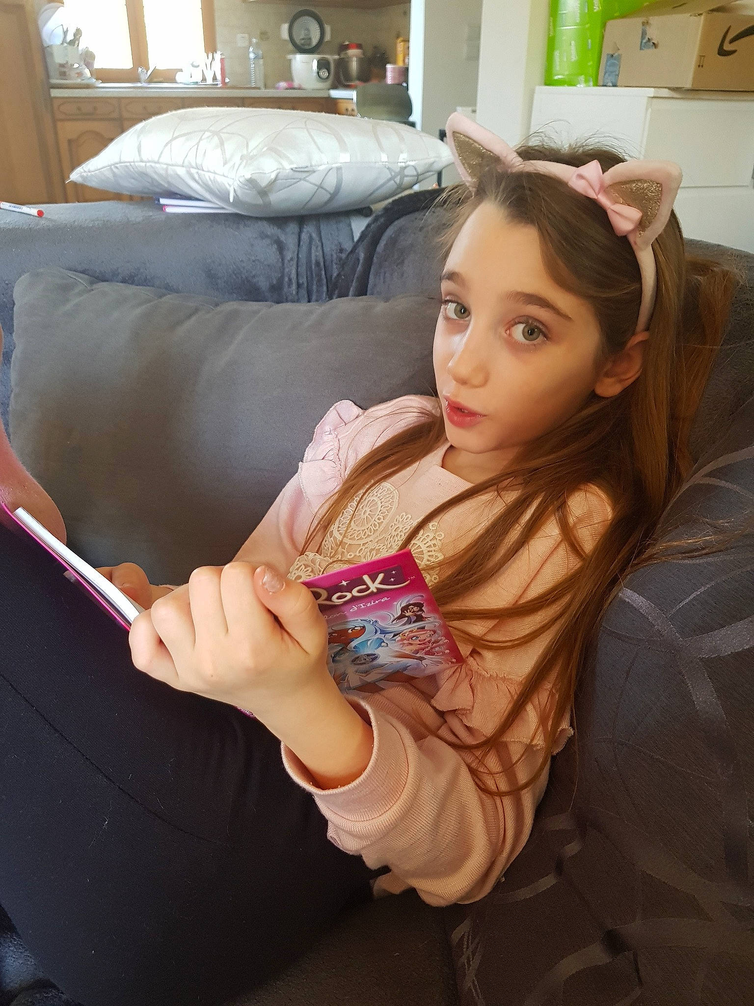 Angéline a rejoint le concours — aidez-le/la à gagner de superbes lots ! black_hair, brown_hair, couch, finger, furniture, hair, leg, long_hair, person, photography, room, sitting