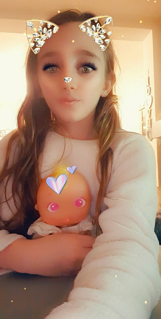 Angéline participe au concours pour gagner de l'argent avec cette photo : barbie, beauty, blond, brown_hair, child, doll, forehead, hair, hair_accessory, headband, headgear, headpiece, lip, long_hair, person, pink, toy