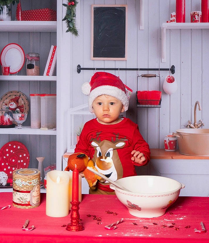 Louis participe au concours pour gagner de l'argent avec cette photo : baby_toddler_clothing, bowl, candle, ceramic, christmas, christmas_eve, costume_accessory, dishware, headwear, holiday, home, home_accessories, interior_design, kitchen_utensil, mixing_bowl, party_supply, person, plumbing_fixture, porcelain, red