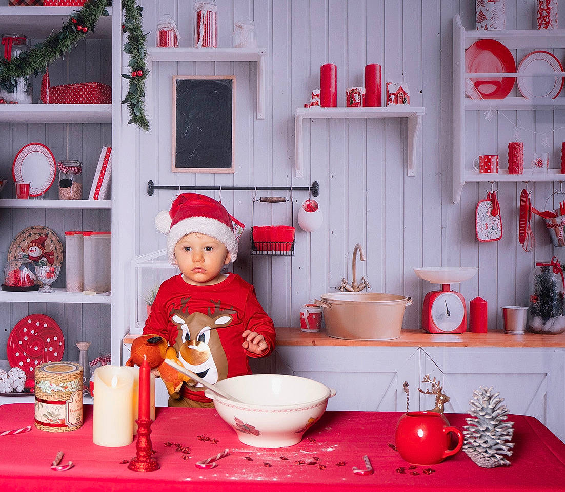 Louis a rejoint le concours — aidez-le/la à gagner de superbes lots ! bowl, ceramic, christmas, christmas_eve, curtain, dishware, fictional_character, headwear, holiday, home, interior_design, meal, ornament, person, porcelain, red, room, serveware, shelf, shelving