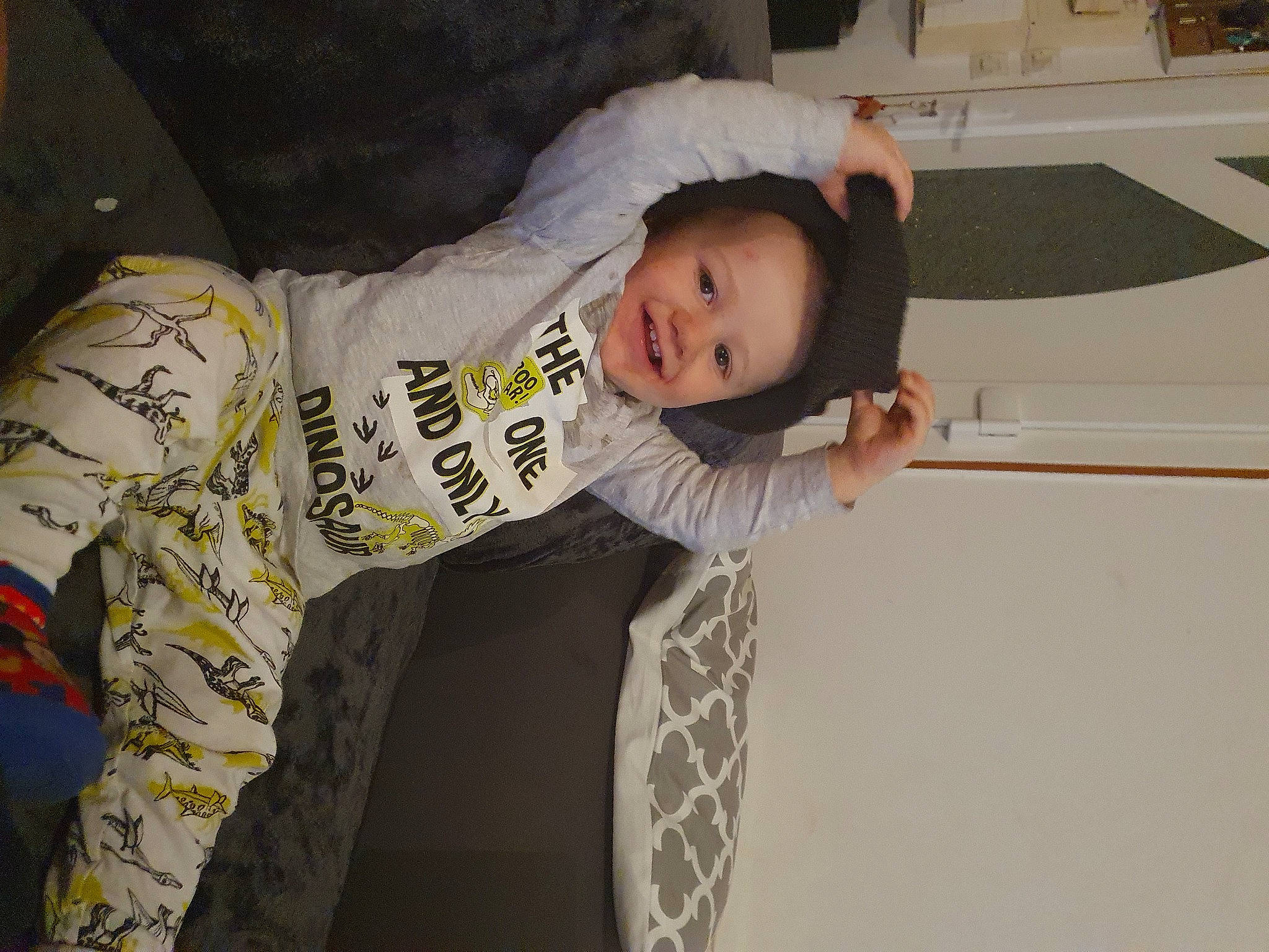 Louis a rejoint le concours — aidez-le/la à gagner de superbes lots ! baby, baby_toddler_clothing, child, comfort, costume, event, flooring, fun, joy, nightwear, pajamas, pattern, person, room, sleeve, smile, textile, toddler