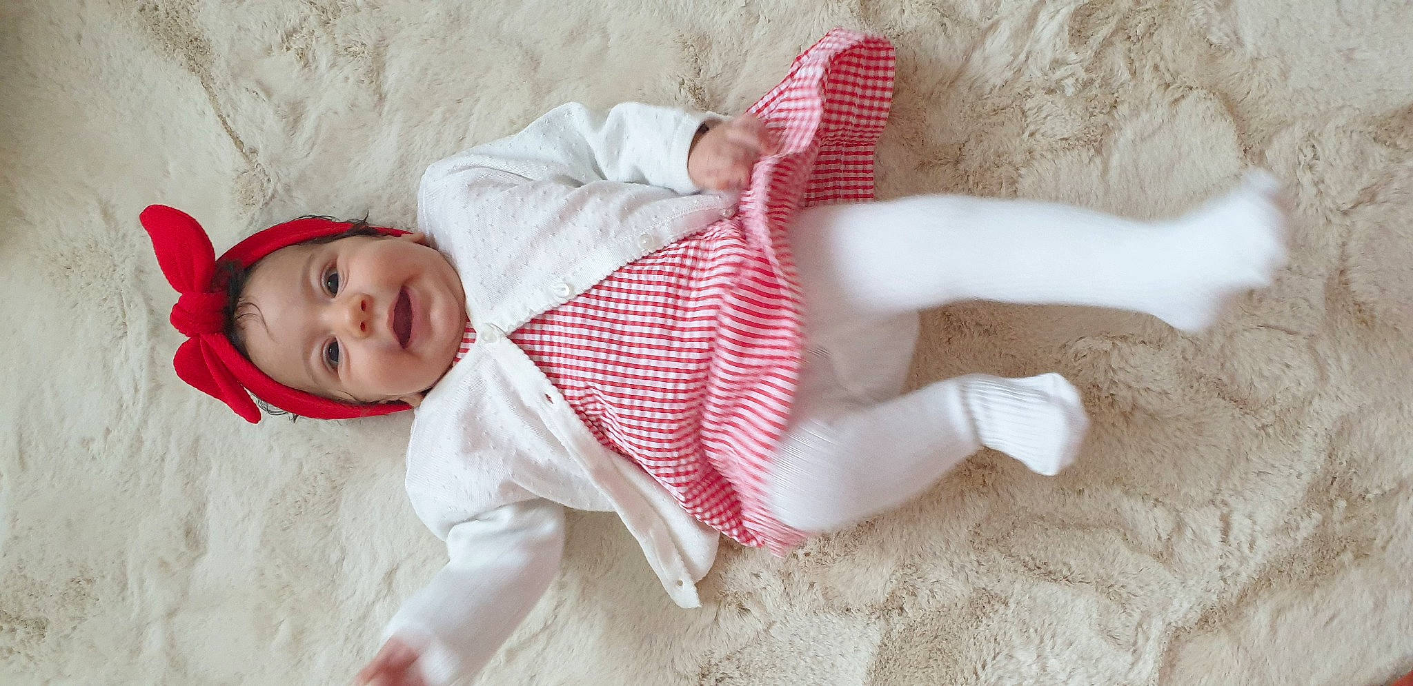 Lyne participe au concours pour gagner de l'argent avec cette photo : baby, baby_toddler_clothing, comfort, face, foot, happy, headwear, human_body, human_leg, knee, leg, linens, pattern, person, skin, sleeve, smile, sock, thigh, toddler