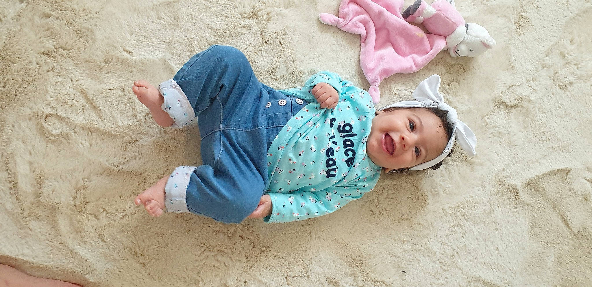 Lyne a rejoint le concours — aidez-le/la à gagner de superbes lots ! baby, baby_toddler_clothing, beach, comfort, fun, happy, human, human_body, jeans, leisure, linens, mammal, people, person, sand, skin, sleeve, smile, t_shirt, toddler