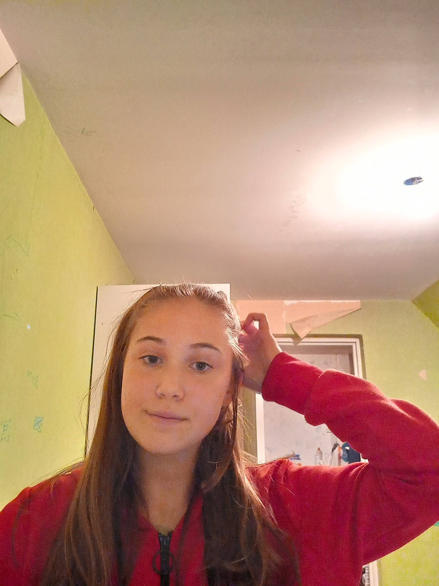 Nelly participe au concours pour gagner de l'argent avec cette photo : ceiling, ear, eyebrow, face, forehead, gesture, hair, hair_coloring, hairstyle, head, jaw, lip, long_hair, material_property, neck, person, photography, room, selfie, smile