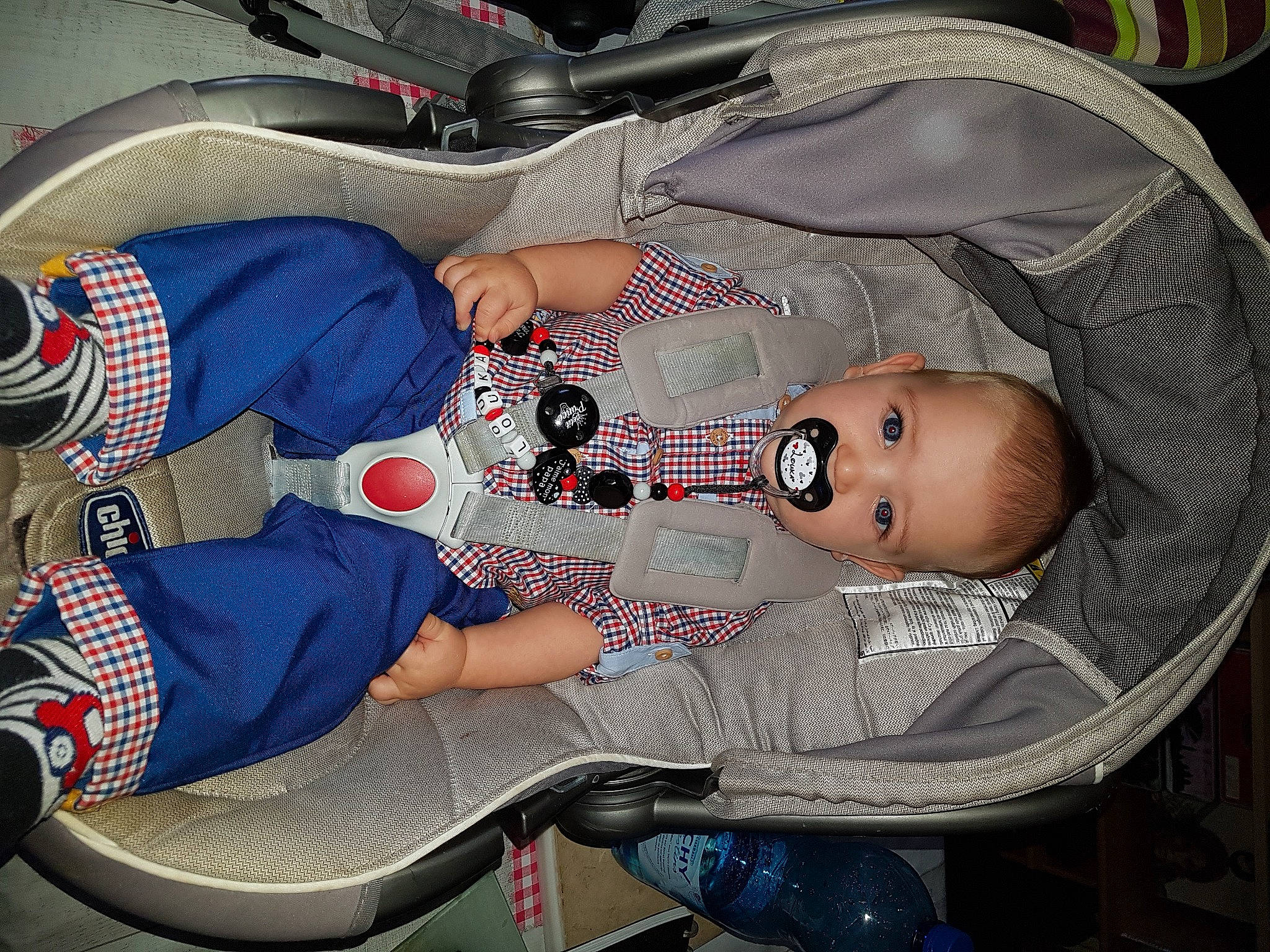 Louka a rejoint le concours — aidez-le/la à gagner de superbes lots ! baby, baby_carriage, baby_products, car_seat, child, person, product