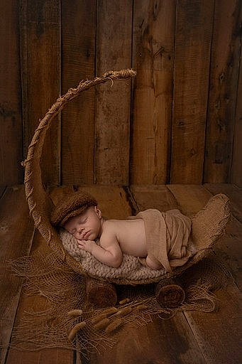Mahé participe au concours pour gagner de l'argent avec cette photo : art, baby, baby_products, bedding, comfort, darkness, flash_photography, floor, flooring, foot, fur, hardwood, headwear, linens, monochrome, person, room, sitting, still_life_photography, toddler