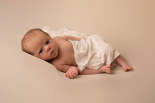 Mahé participe au concours pour gagner de l'argent avec cette photo : baby, baby_toddler_clothing, cheek, child, collar, comfort, flash_photography, flooring, happy, person, portrait_photography, room, sitting, skin, sleeve, toddler, wood