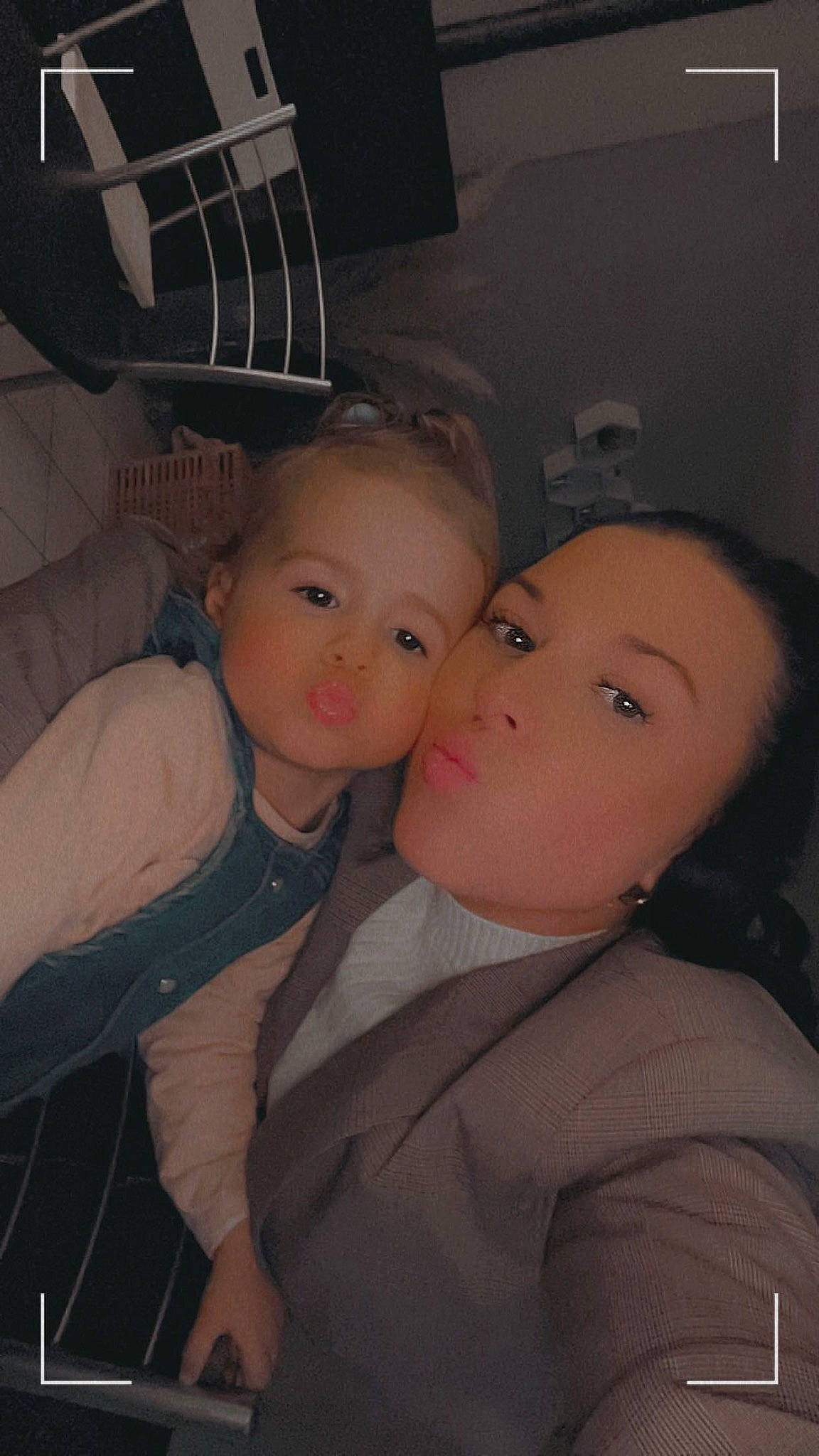 Maddy a rejoint le concours — aidez-le/la à gagner de superbes lots ! baby, cheek, child, comfort, cool, darkness, flash_photography, fun, gesture, happy, iris, lip, night, nose, person, selfie, sitting, space, t_shirt, toddler