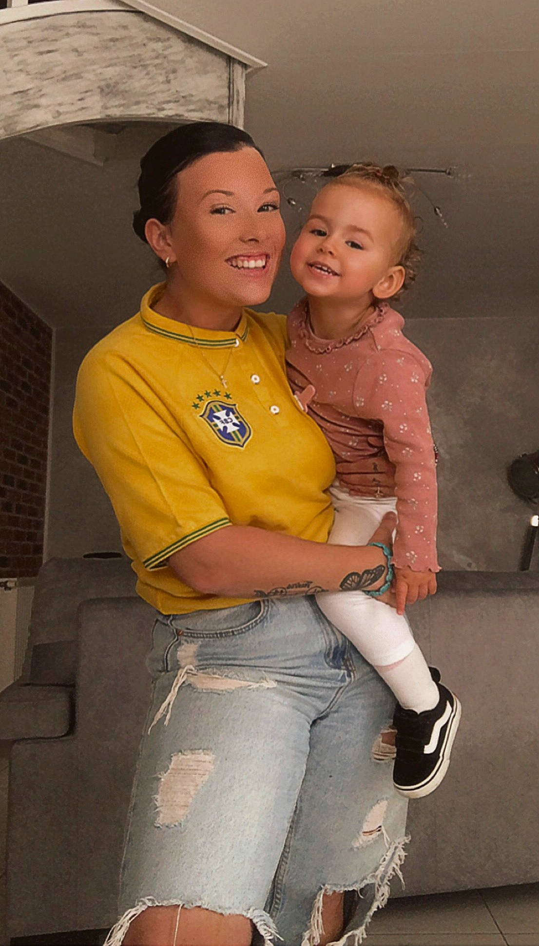 Maddy participe au concours pour gagner de l'argent avec cette photo : arm, eye, face, facial_expression, fashion_design, fun, gesture, hand, happy, head, human_body, jeans, joint, joy, person, shoulder, skin, smile, standing, thigh