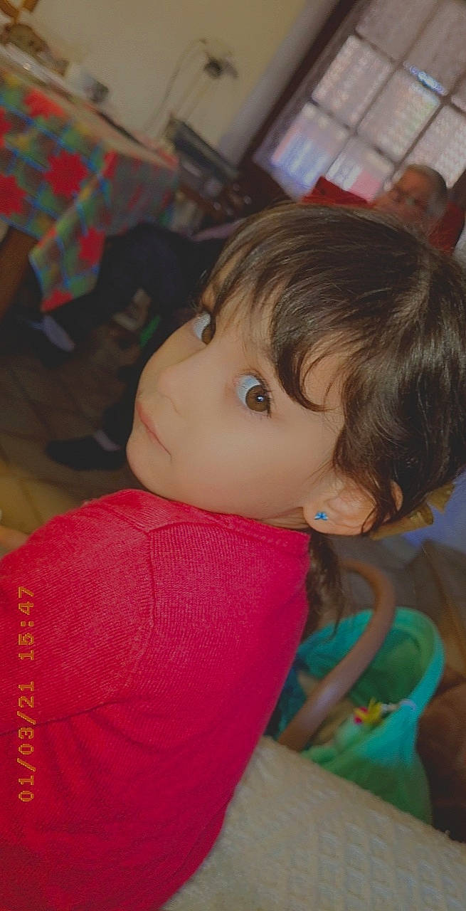 Maï a rejoint le concours — aidez-le/la à gagner de superbes lots ! bangs, black_hair, brown_hair, cheek, child, chin, eye, eyebrow, eyelash, forehead, fun, happy, iris, lip, long_hair, mouth, nose, person, skin, tartan