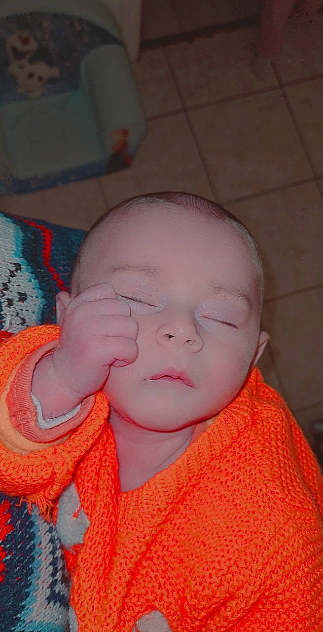 Eden participe au concours pour gagner de l'argent avec cette photo : baby, baby_toddler_clothing, cheek, clothing, comfort, ear, eye, eyebrow, eyelash, forehead, human_body, iris, lip, nail, neck, nose, orange, person, sleeve, thumb