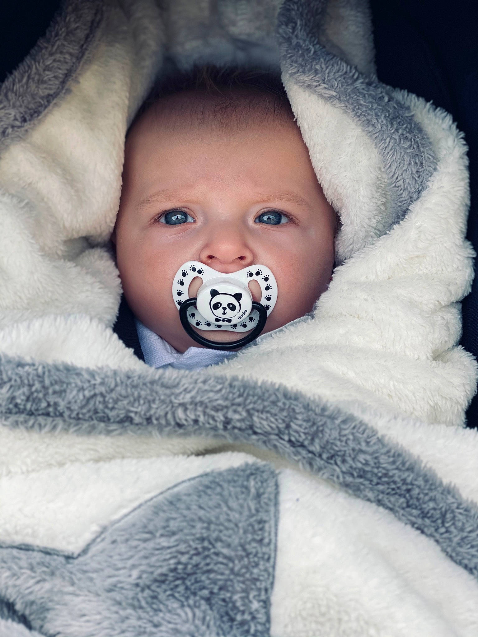 Juliann a rejoint le concours — aidez-le/la à gagner de superbes lots ! baby, baby_products, baby_sleeping, baby_toddler_clothing, bedtime, blanket, cheek, child, comfort, eye, eyebrow, eyelash, hood, human, iris, linens, nose, person, product, skin